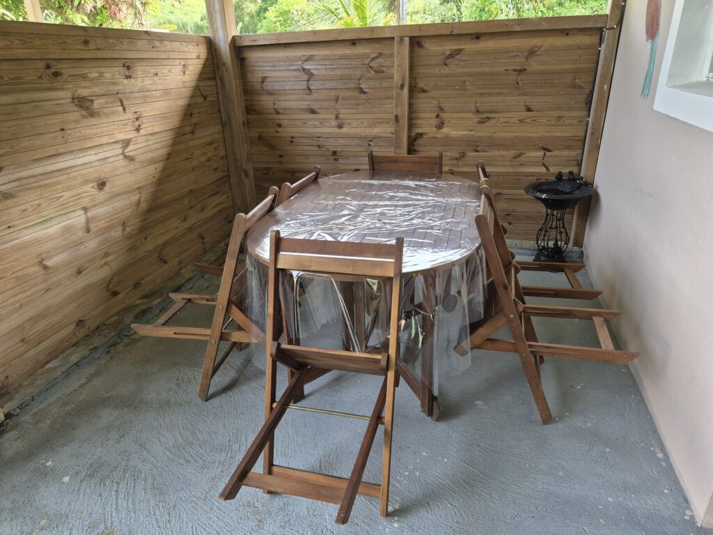 Table à manger en bois, située sur la Terrasse Extérieure de la Maison de Vacances